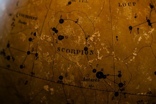 Globe céleste ancien et constellation du Scorpion