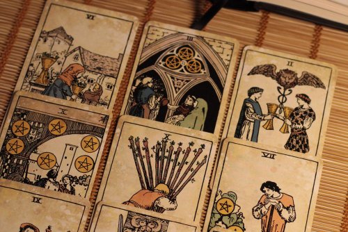 Cartes de tarot étalées sur une natte en bambou